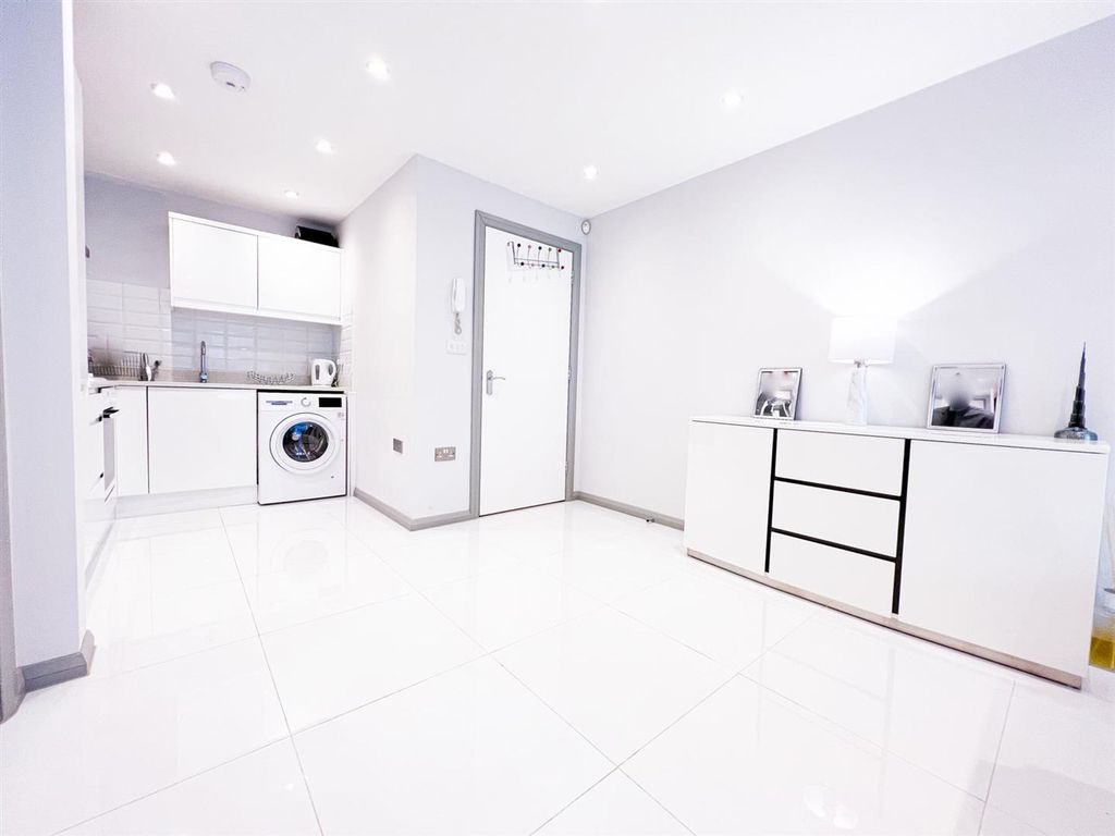 Property photo 3 of 11 Bance Court E18