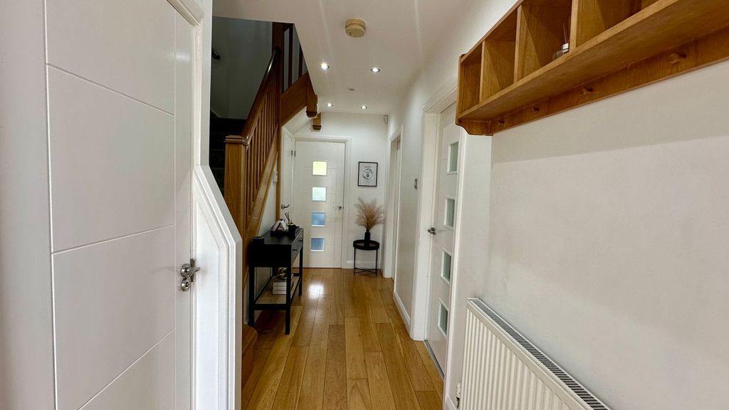 Property photo 2 of 18 Hallway