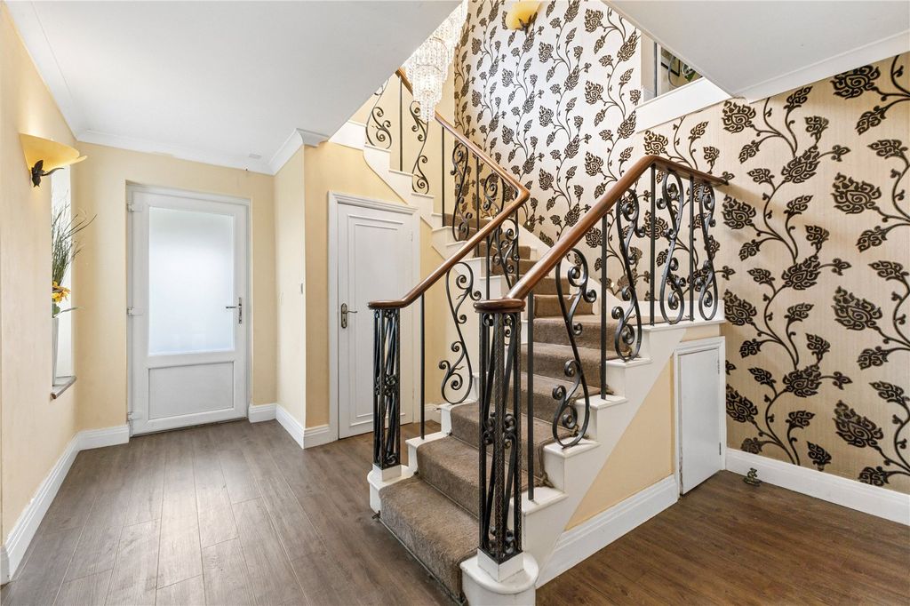 Property photo 2 of 32 Entrance Hall