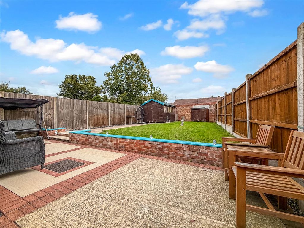Property photo 3 of 20 Generous Enclosed Garden 450