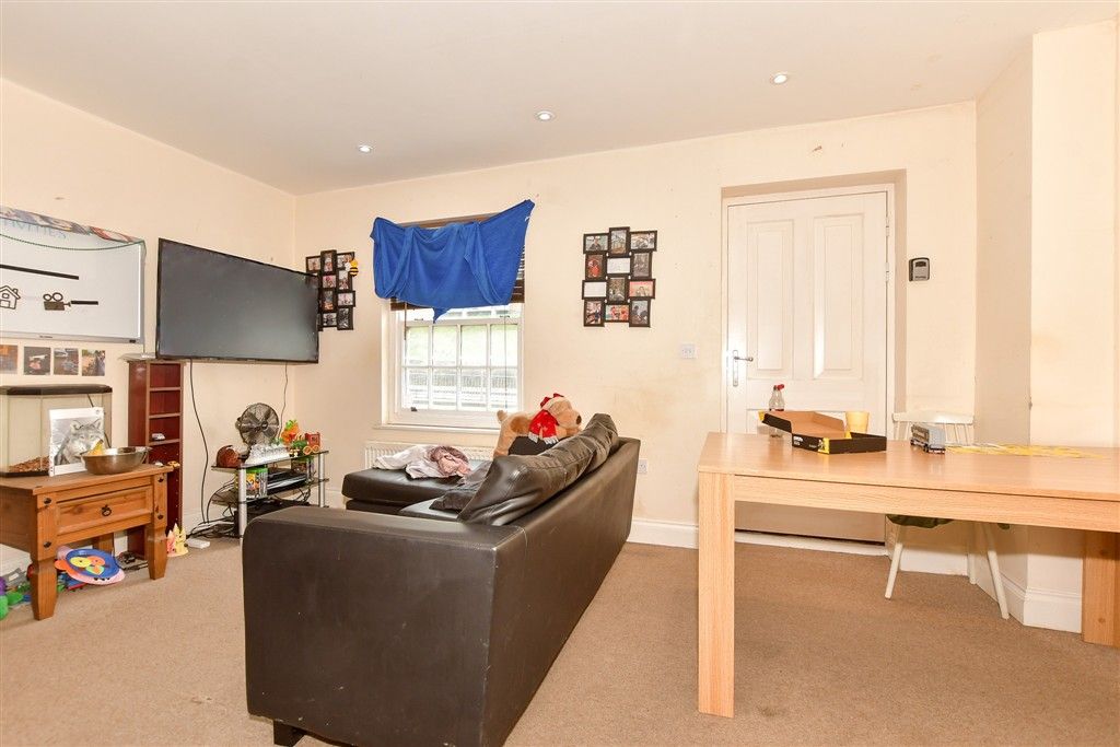 Property photo 1 of 13 Lounge
