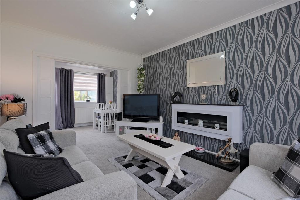 Property photo 2 of 18 Lounge