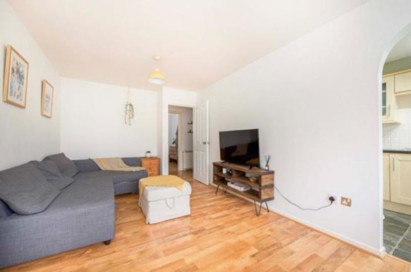 Property photo 3 of 9 Lounge 2