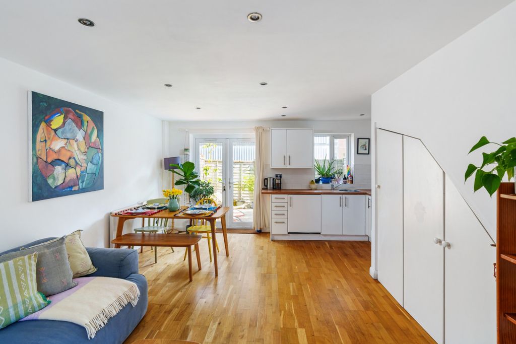 Property photo 2 of 16 3986525