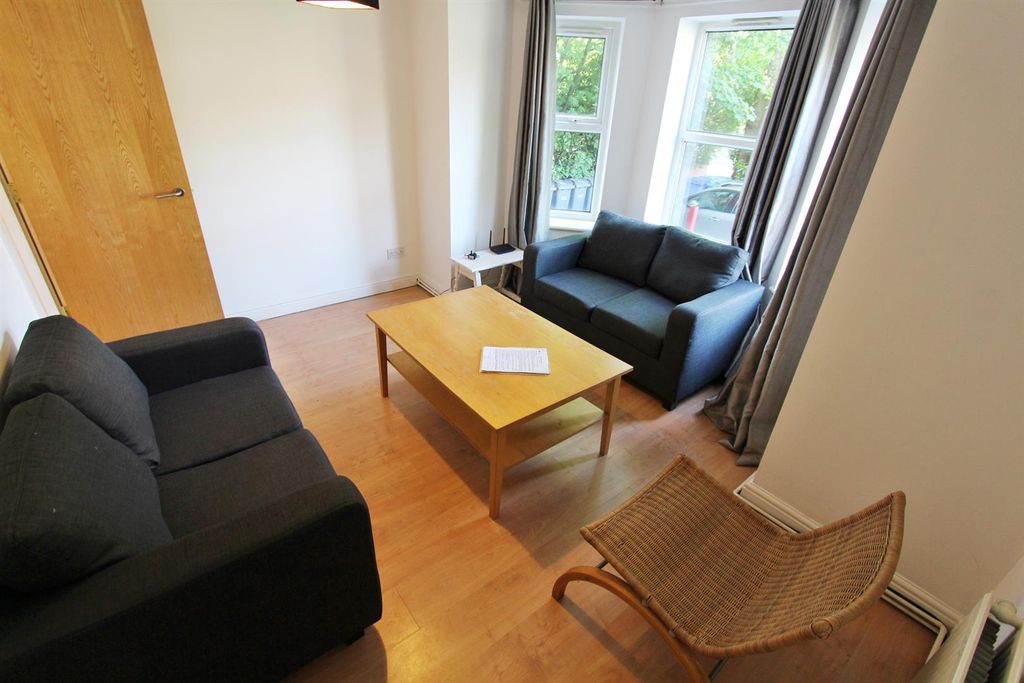 Property photo 3 of 9 Lounge