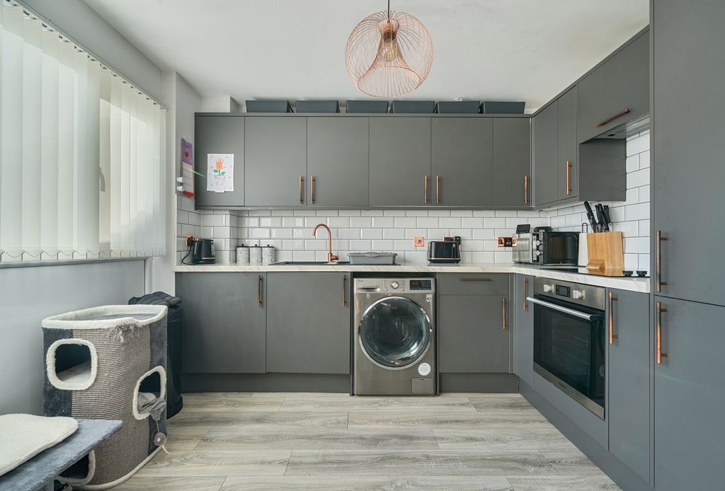 Property photo 3 of 16 1407639-12-698358...