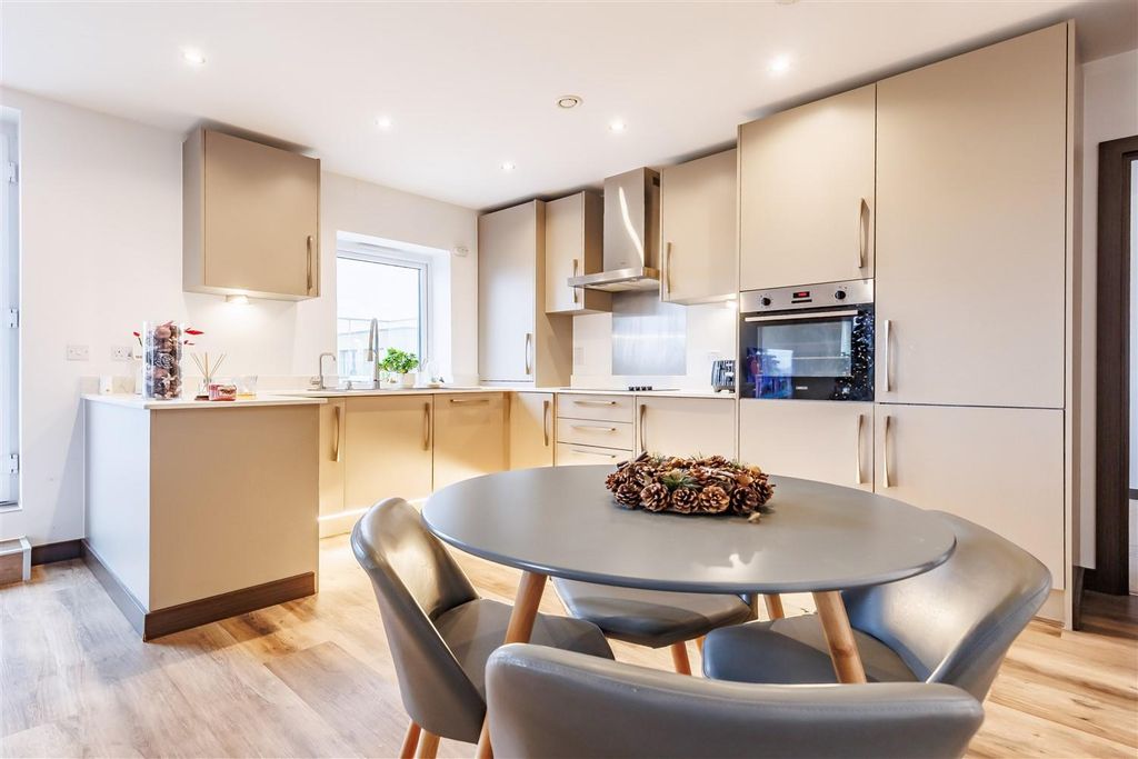 Property photo 3 of 25 80 Godfrey House (12).Jpg