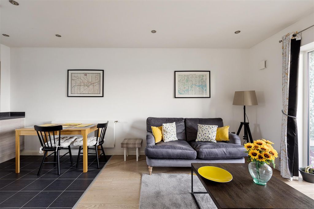 Property photo 1 of 19 Thornbury Way, E17