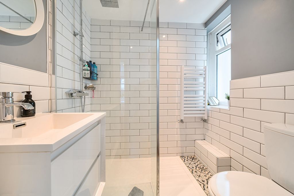Property photo 3 of 19 Bathroom