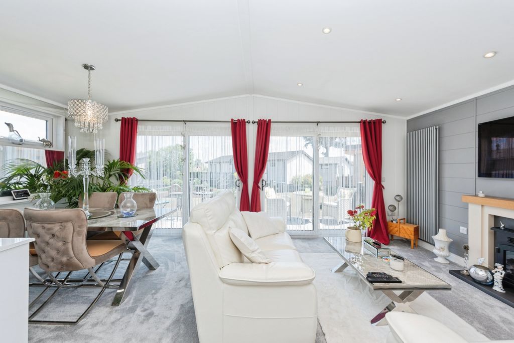 Property photo 3 of 20 Retreat17Of38