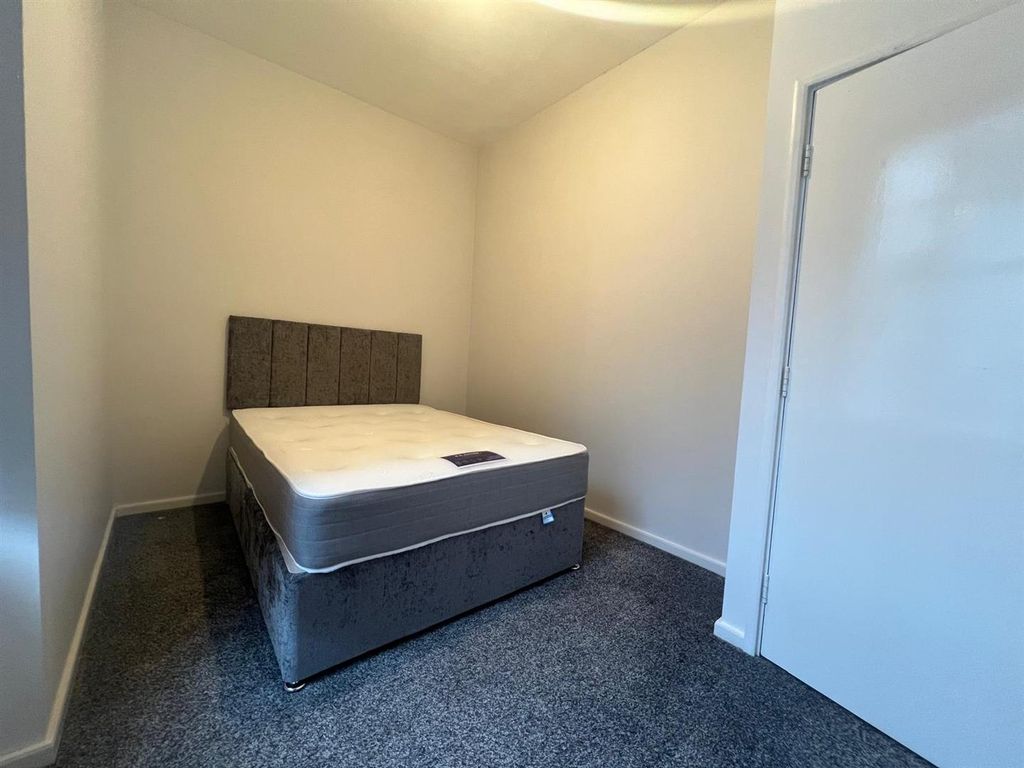 Property photo 2 of 5 Bedroom.Jpg