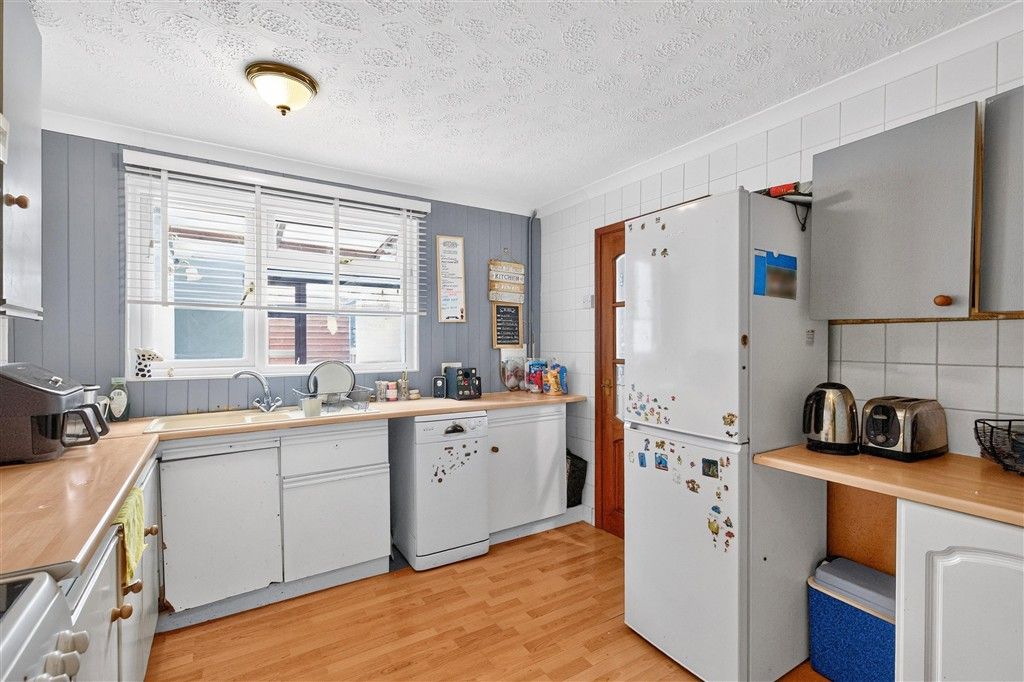 Property photo 3 of 12 Kitchen