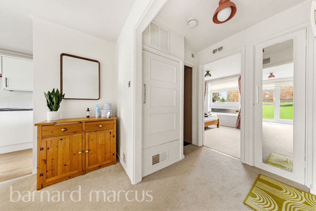 Property photo 2 of 7 Hallway