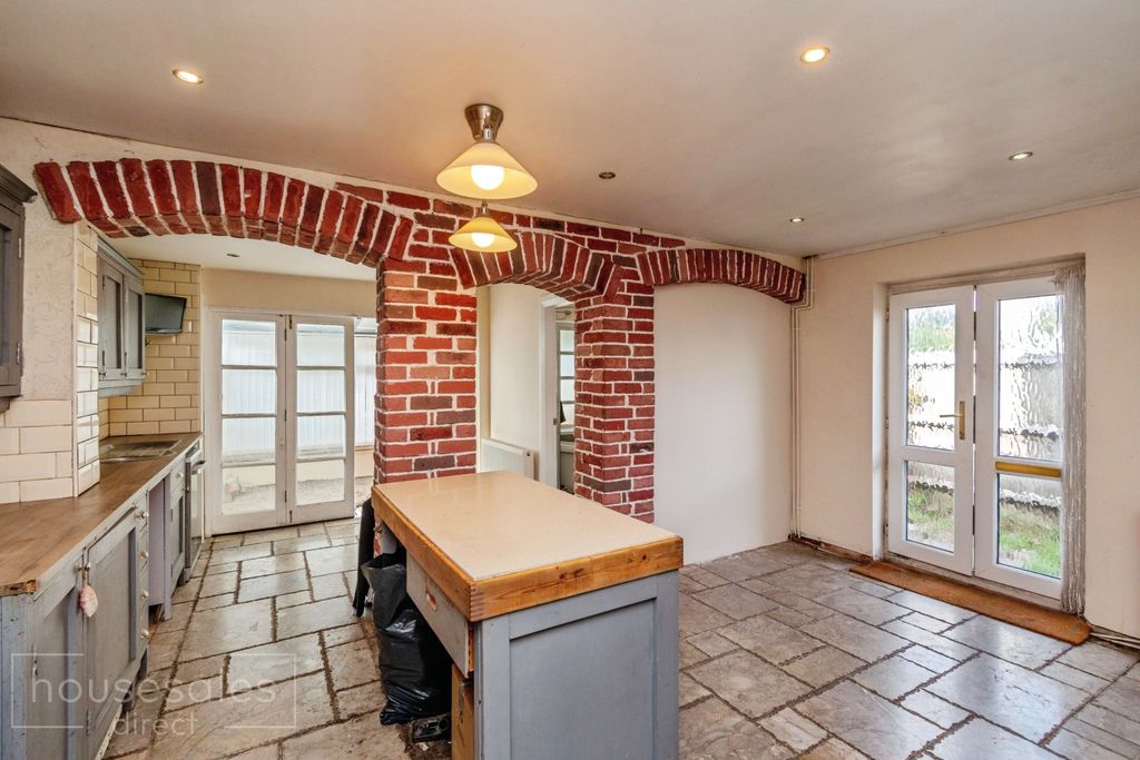 Property photo 3 of 11