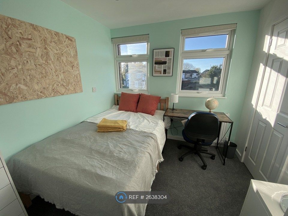 Property photo 3 of 8 Room 3