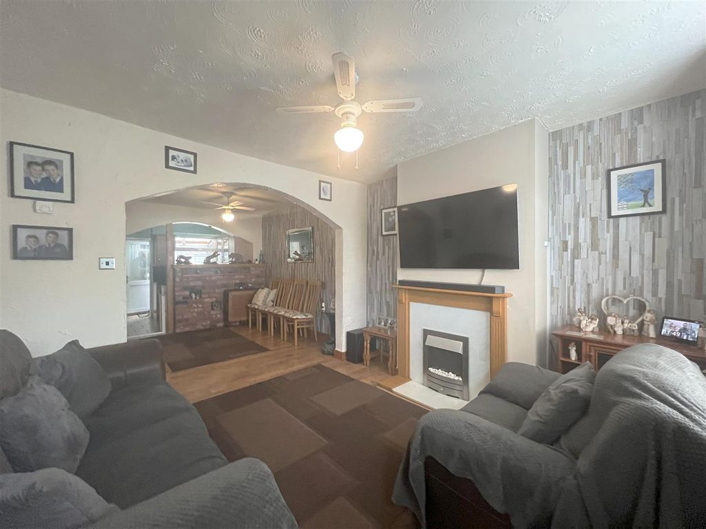 Property photo 2 of 13 Lounge