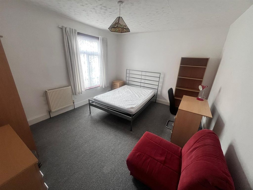 Property photo 3 of 12 Bed4.Jpg