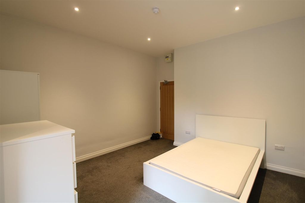 Property photo 2 of 8 Bedroom (Alto Id: 172427671)