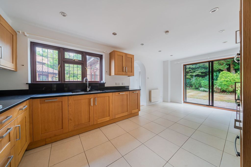 Property photo 2 of 27