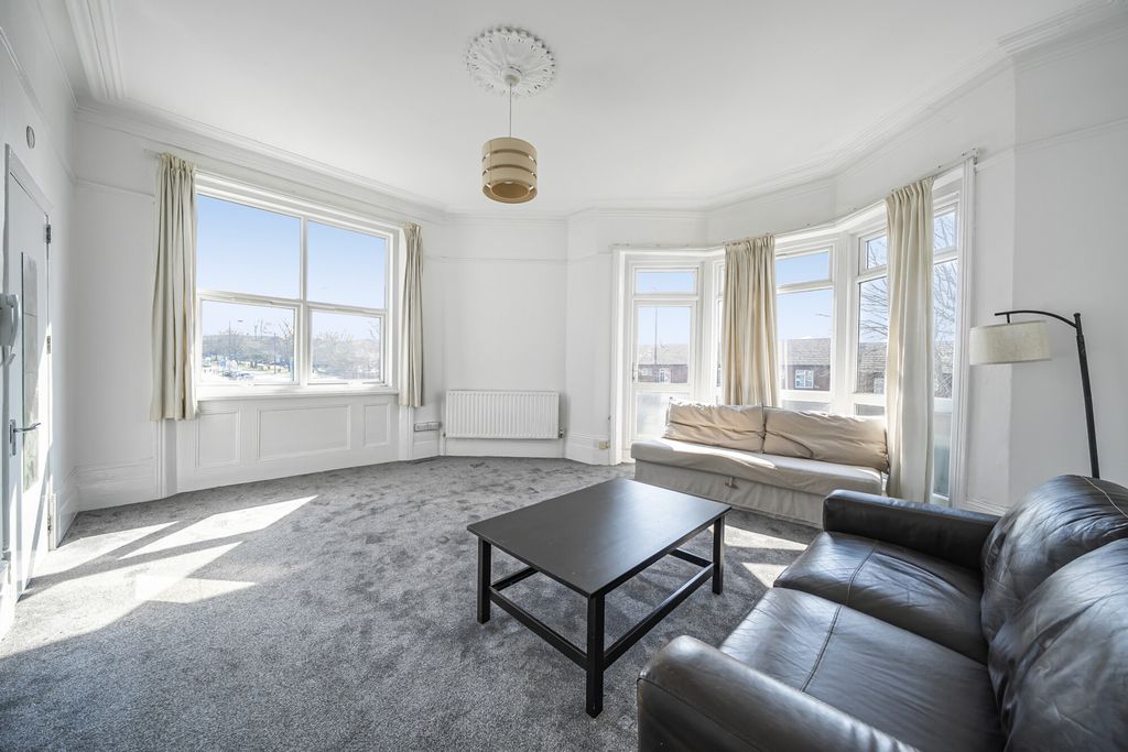 Property photo 1 of 13 Lounge