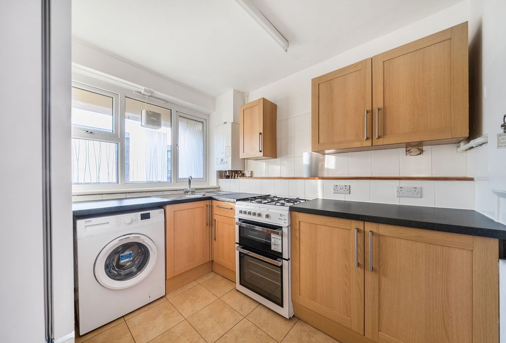 Property photo 3 of 9 1388543-16-693951...