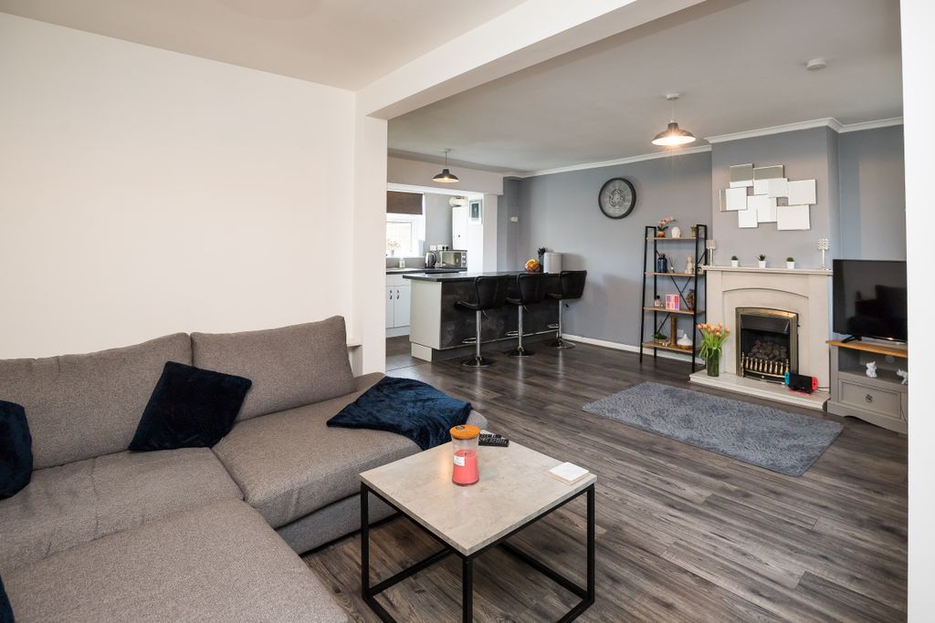 Property photo 2 of 17 Image00016