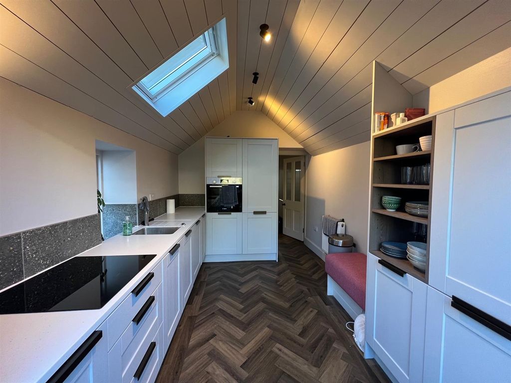 Property photo 3 of 10 Kitchen (1)