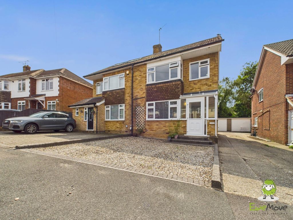 Property photo 1 of 27 Ewemove Estate Agents Basingstoke