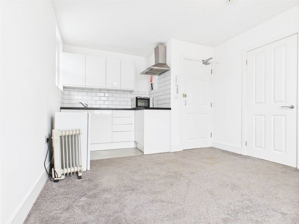 Property photo 2 of 5 Studio Room: Kitchen