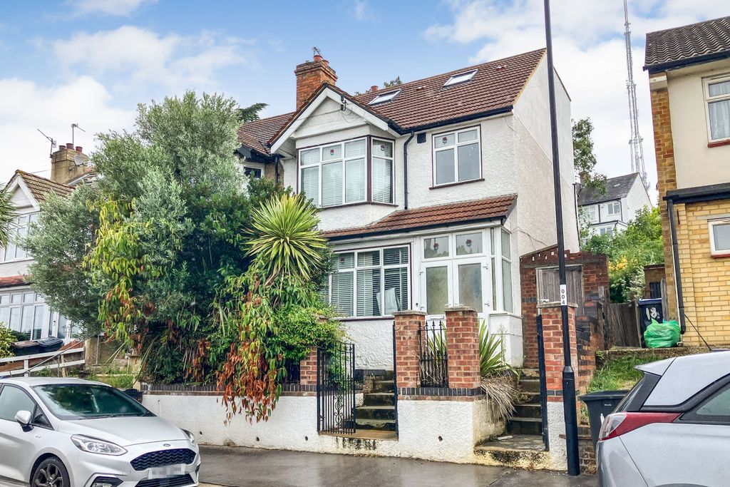 Property photo 1 of 18 20 Beauchamp Road, Upper Norwood, London, Se19 3De