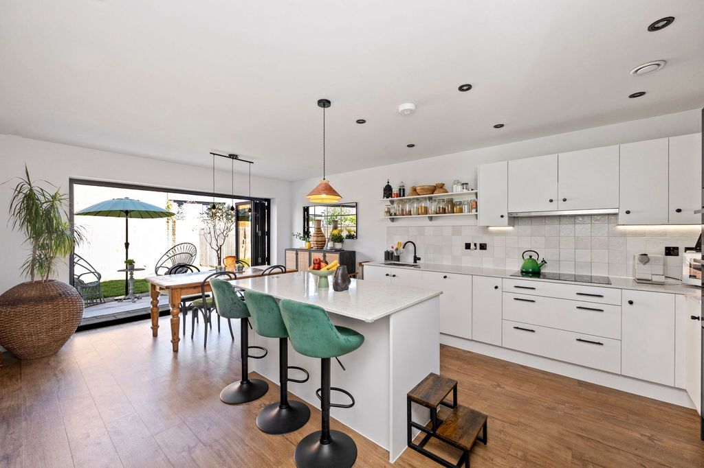 Property photo 2 of 33