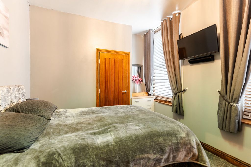 2 bed flat for saleStation Road, Batley WF17 photo 5