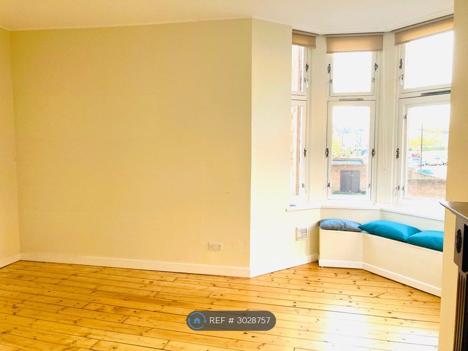 Property photo 2 of 17 Living Roon