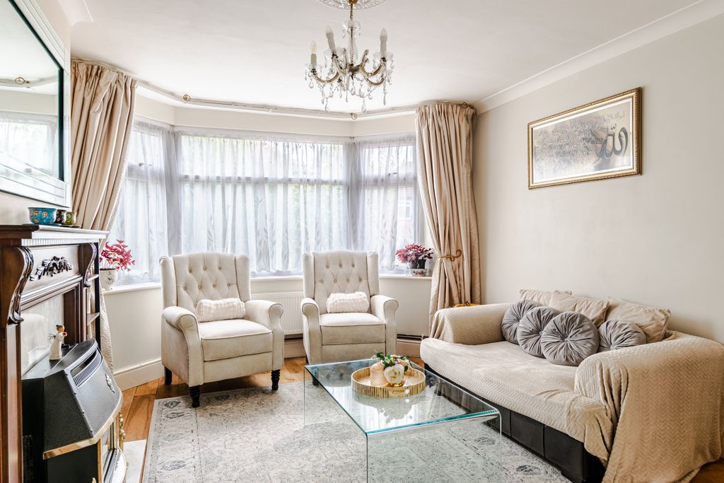 Property photo 3 of 22 Living2