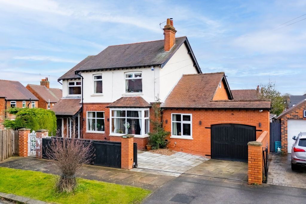 Property photo 1 of 34 4 Bedroom Detached