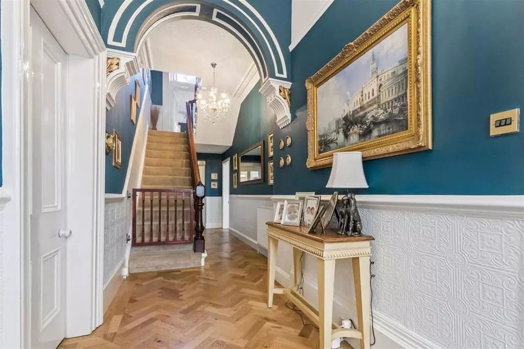 Property photo 3 of 30 Entrance Hallway