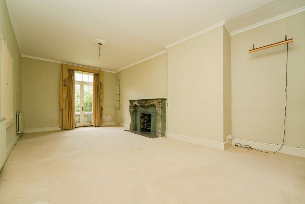 Property photo 2 of 14 Lounge