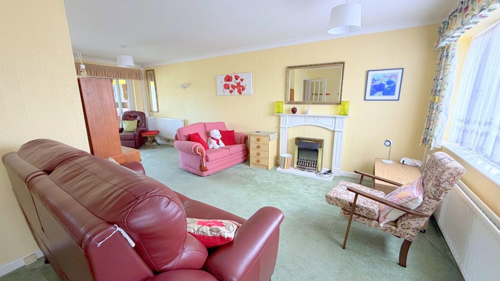 Property photo 2 of 18 Lounge
