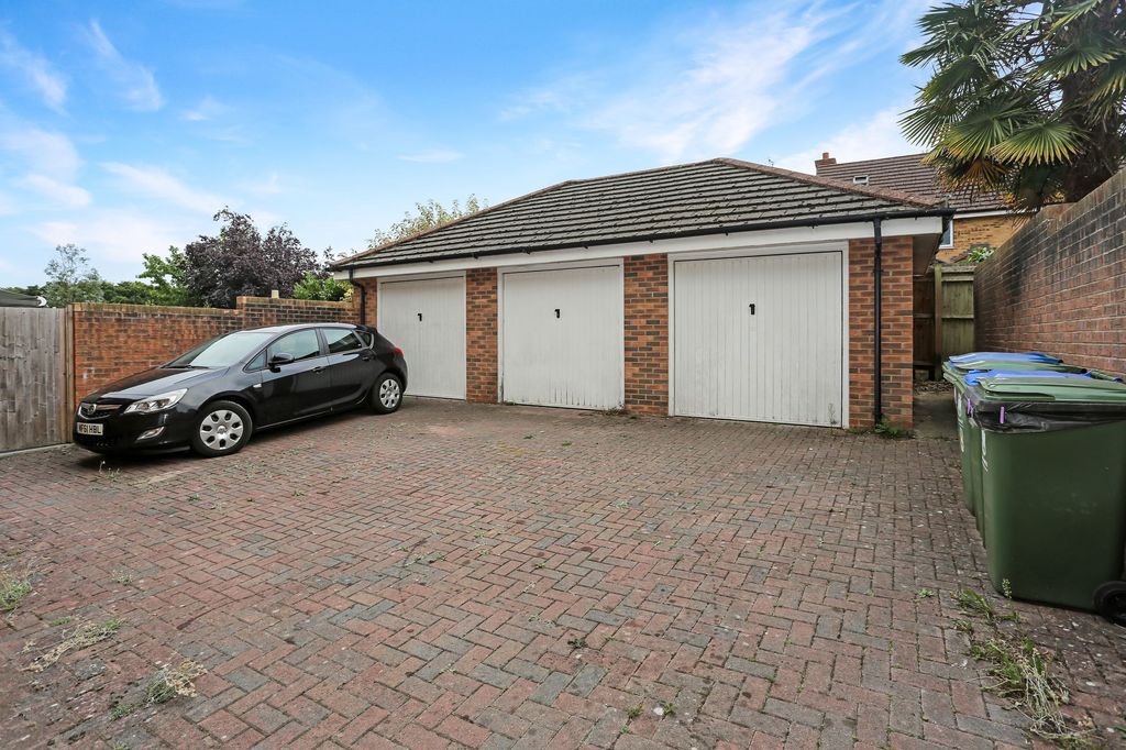 Property photo 3 of 17 Garage