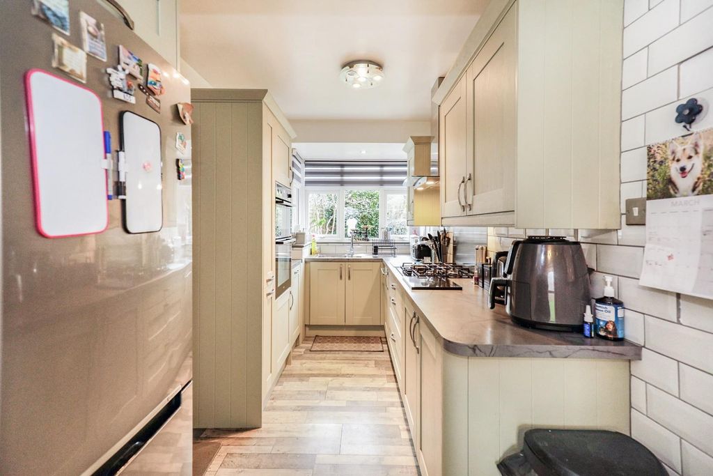 Property photo 2 of 11 Kitchen