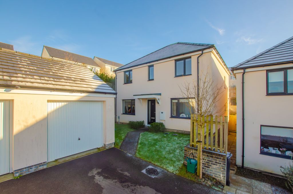 Property photo 1 of 13 5 Malthouse Drive Bodmin 01208 74182-22