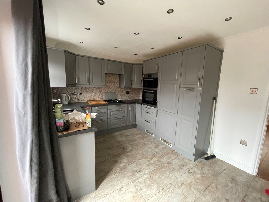 Property photo 3 of 5 Kitchen