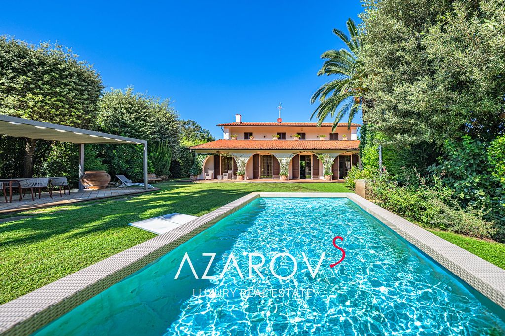 Property photo 1 of 35 Elegant Villa With Garden By The Sea For Sale In Tirrenia