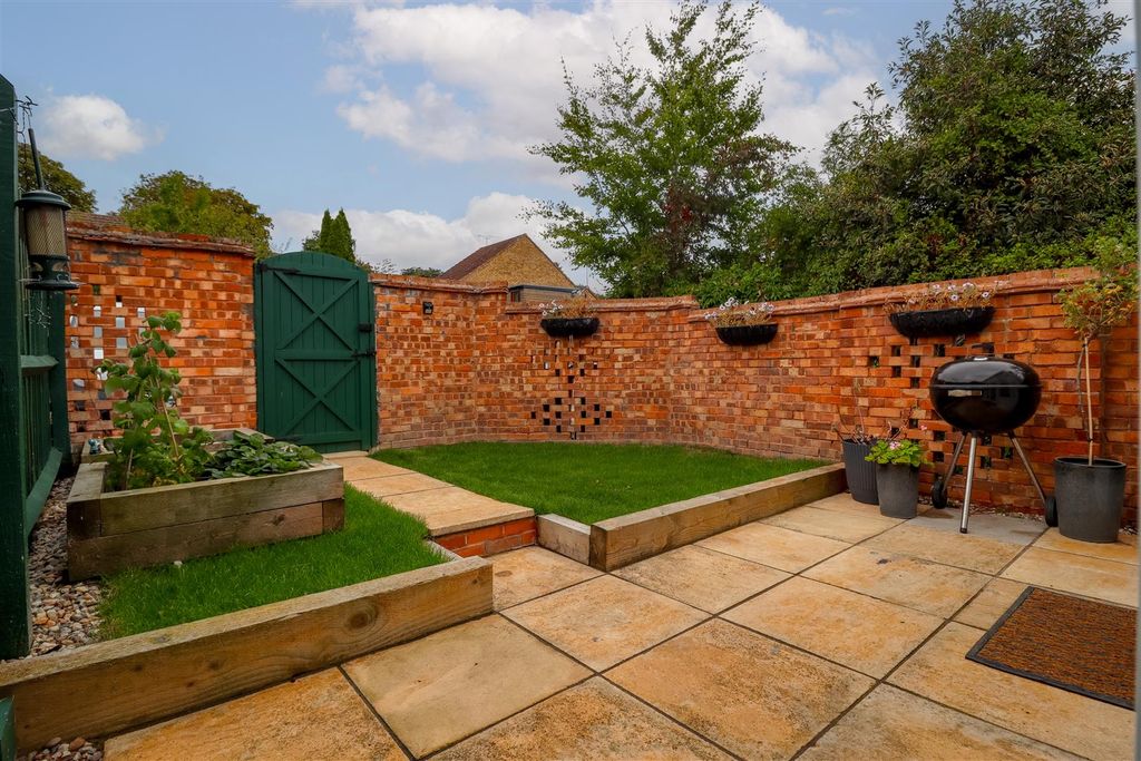 Property photo 2 of 26