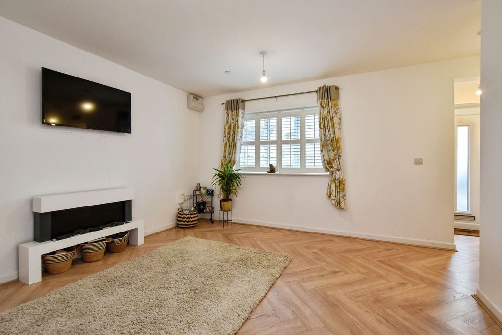 Property photo 3 of 18 Photo