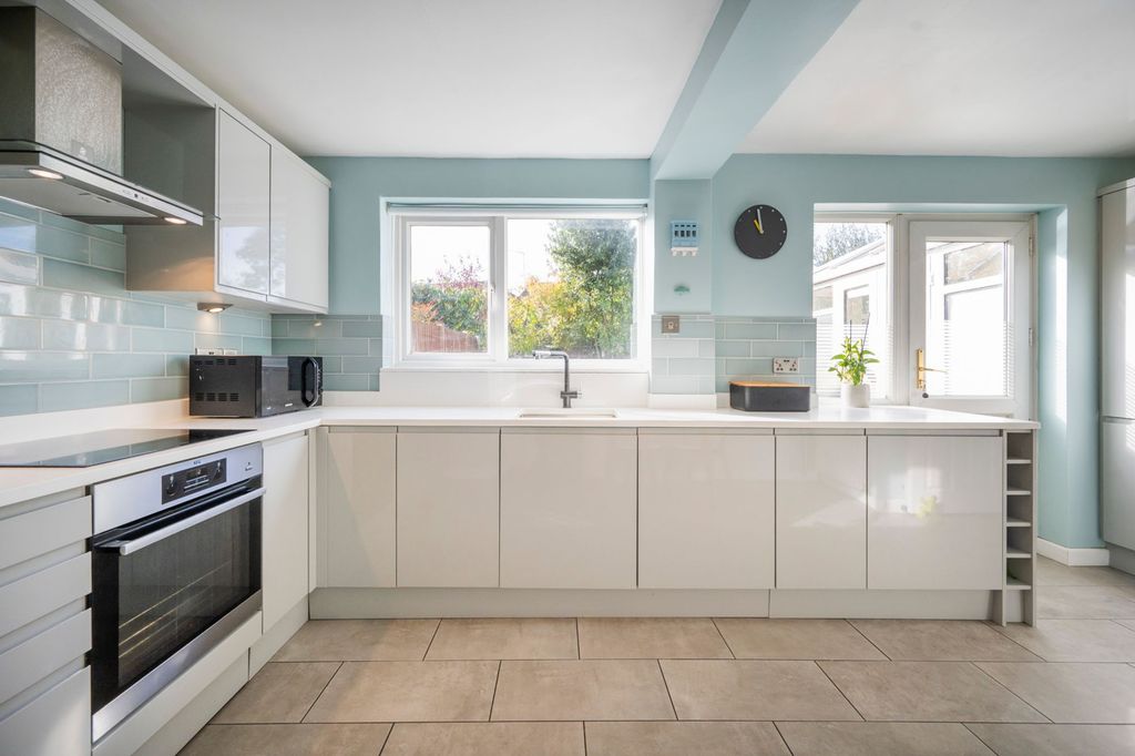 Property photo 3 of 12 Modern Fitted Kitchen