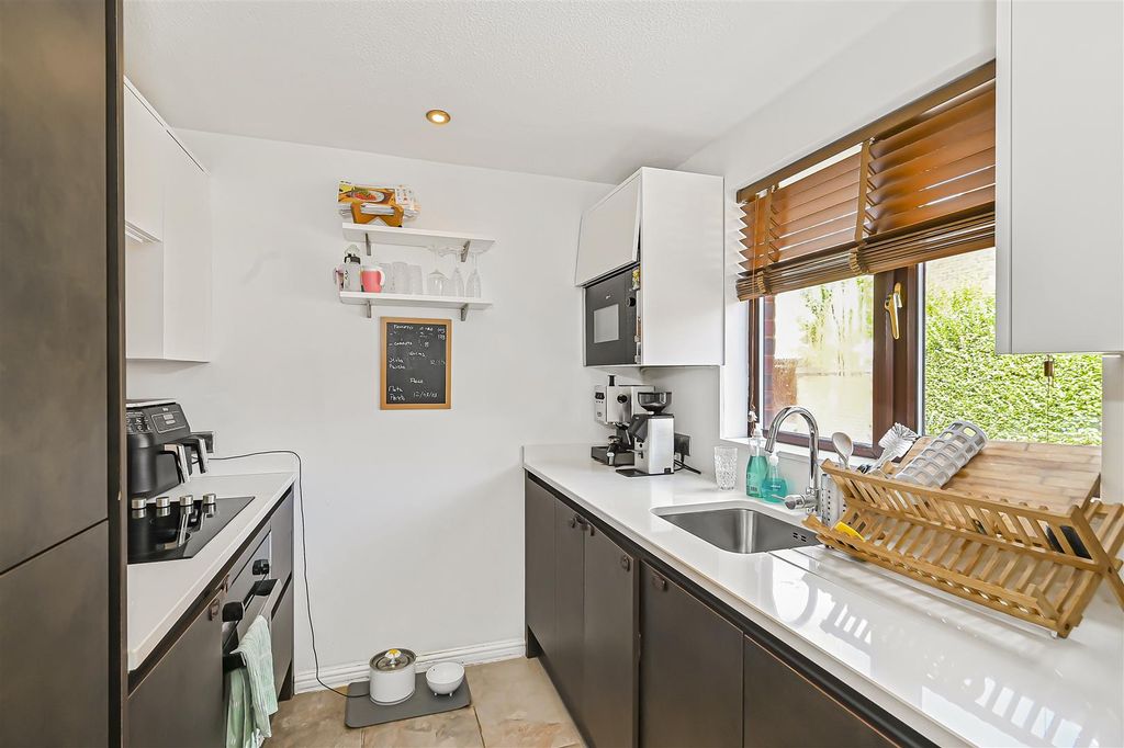 Property photo 3 of 13 16-Claire-Place08.Jpg