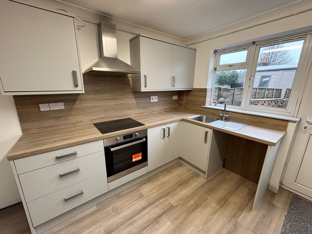 Property photo 3 of 9 Kitchen