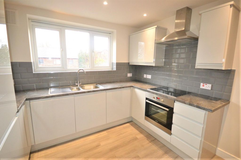 Property photo 3 of 8 Kitchen