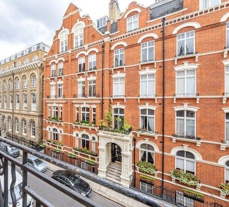 Property photo 1 of 14 A Beautiful Four Double Bedroom Apartment Set In This Prestigious Mansion Block On This Highly Sought After Street Moments From Westminster Cathedral And The Excellent Amenities Of Victoria.